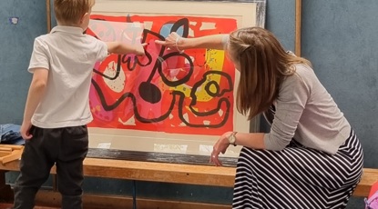 20.06.24 8. Kilmodan pupil looking at Alan Davie, 'Zurich Improvisations XI' with Ros McKenna