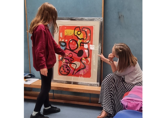 20.06.24 5. Kilmodan Pupils Looking At Alan Davie, 'Zurich Improvisations XI', With Ros Mckenna 3