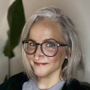 Lynsey Tomlinson Booth Headshot copy.jpeg